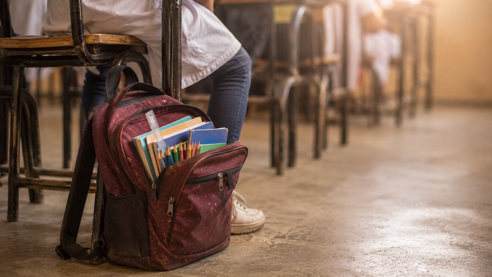 Enfants du quartier Village Toba Intérieur avec leurs fournitures scolaires neuves