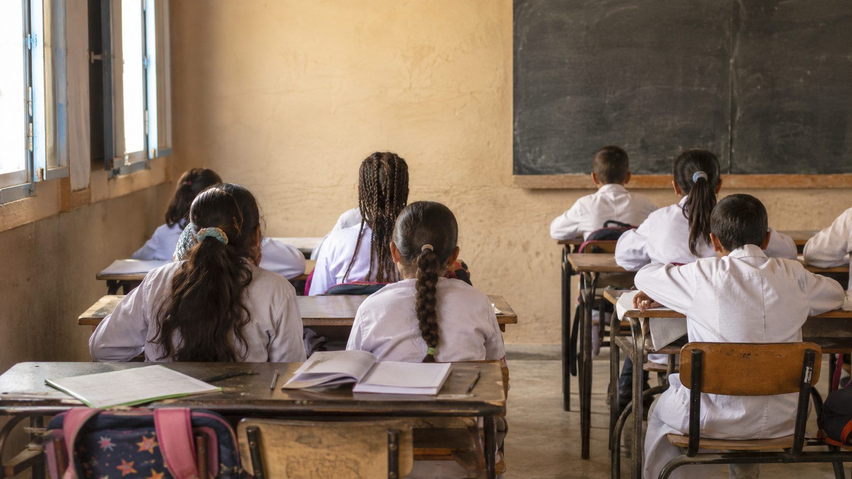 Enfants du quartier Village Toba Intérieur en classe, à Oujda